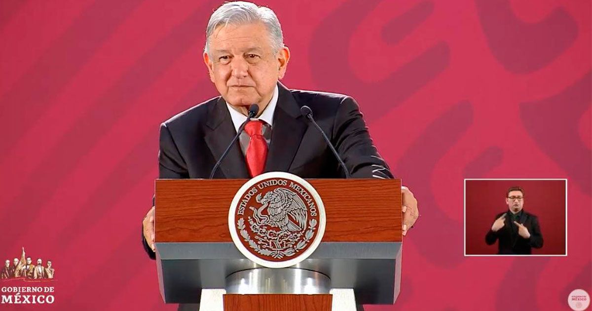 Colocan manta frente a casa de AMLO