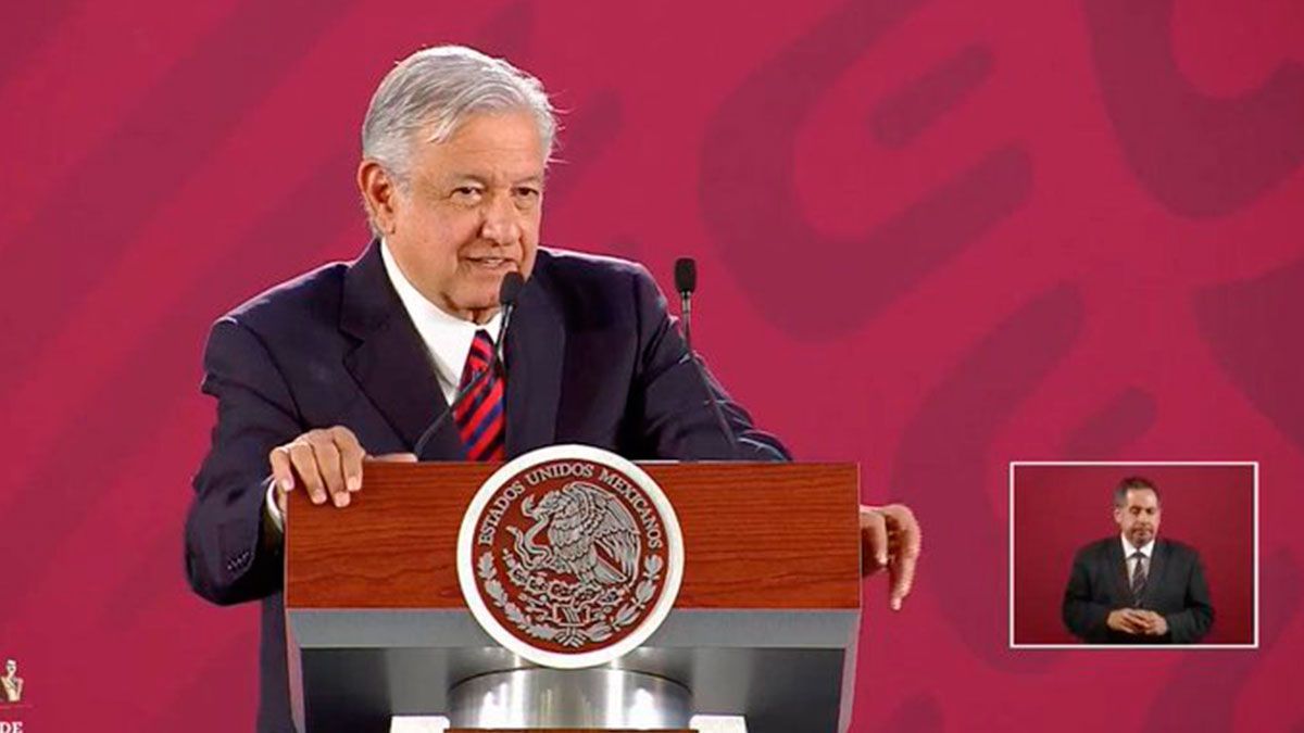 Firma AMLO carta de no reelección