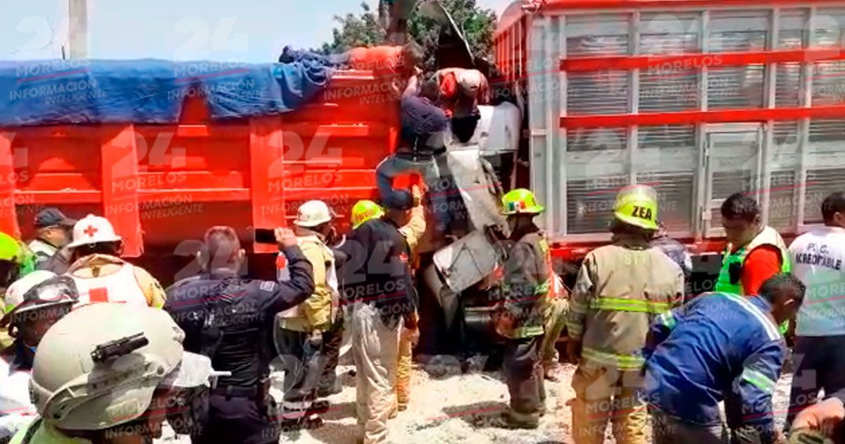 Rescatan con vida a chófer tras quedarse sin frenos en Atlatlahucan
