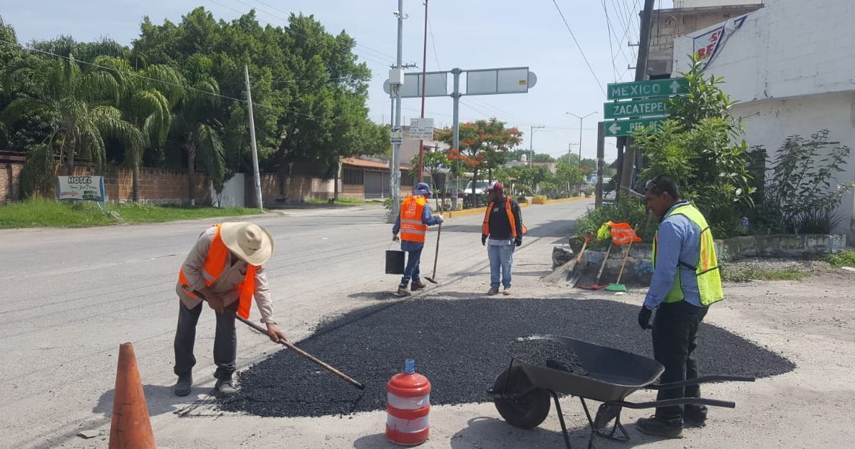 Continúan rehabilitando carreteras de Morelos