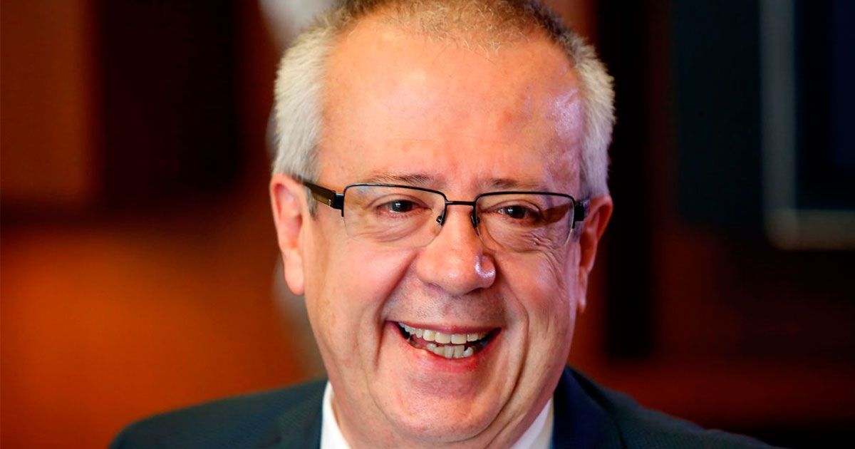 Renuncia secretario de Hacienda