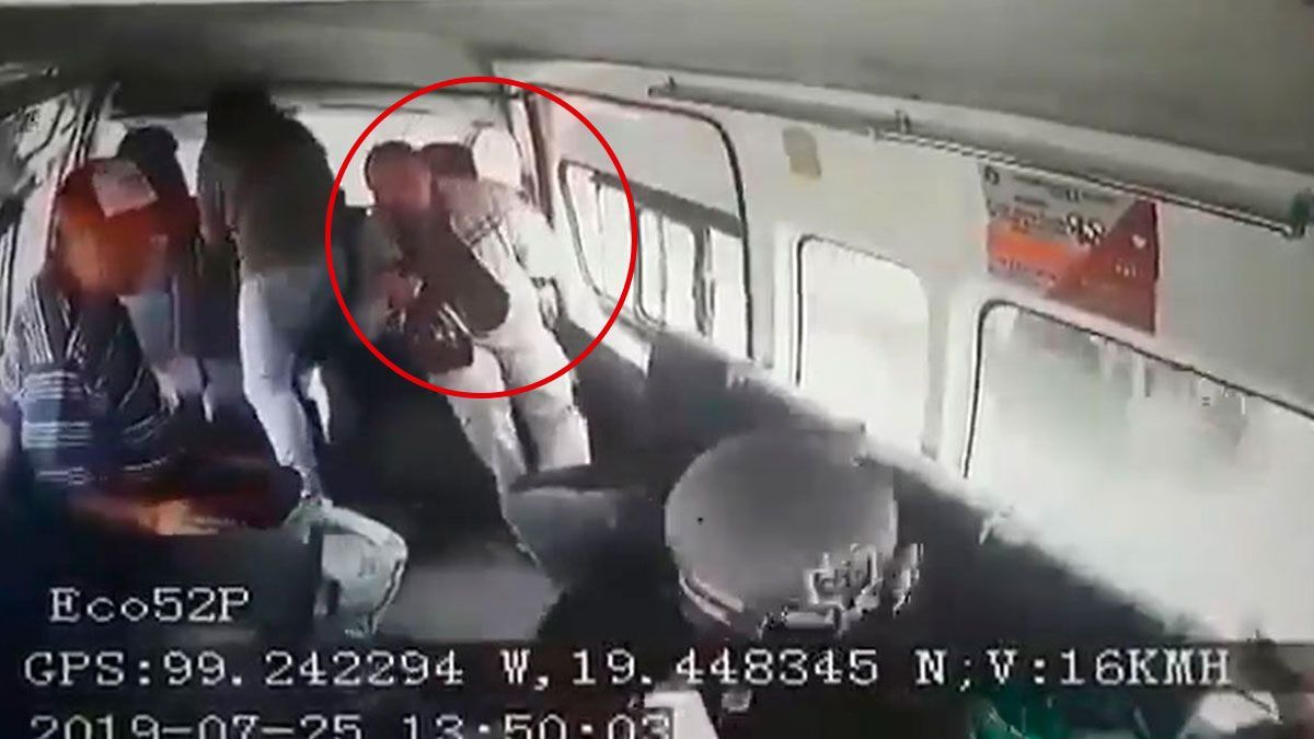 Salta de combi para evitar asalto en Naucalpan