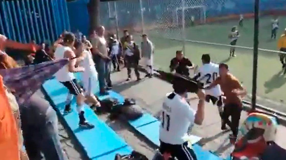 Papás se pelean en partido infantil en CDMX