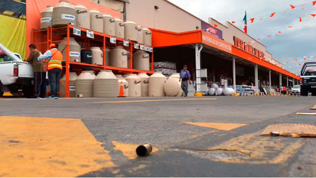 Balean a hombre dentro de estacionamiento en Cuernavaca