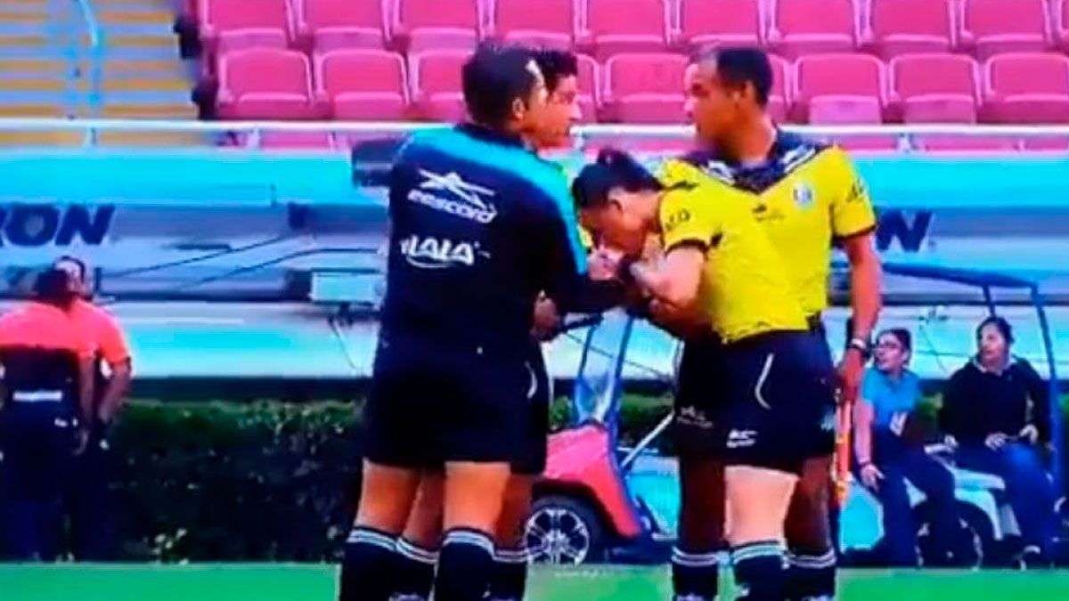 Mujer árbitro besa mano de compañeros antes del partido