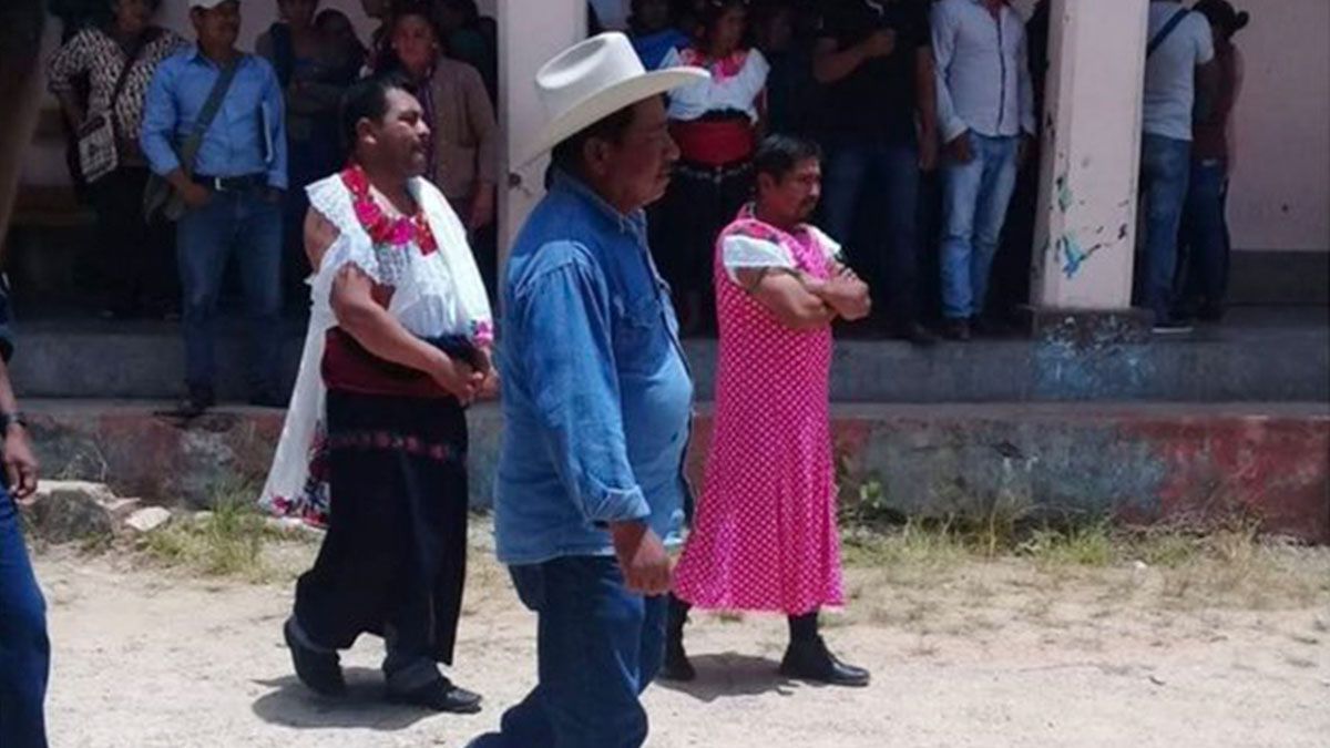 Visten de mujer a alcalde por incumplir promesas de campaña en Chiapas