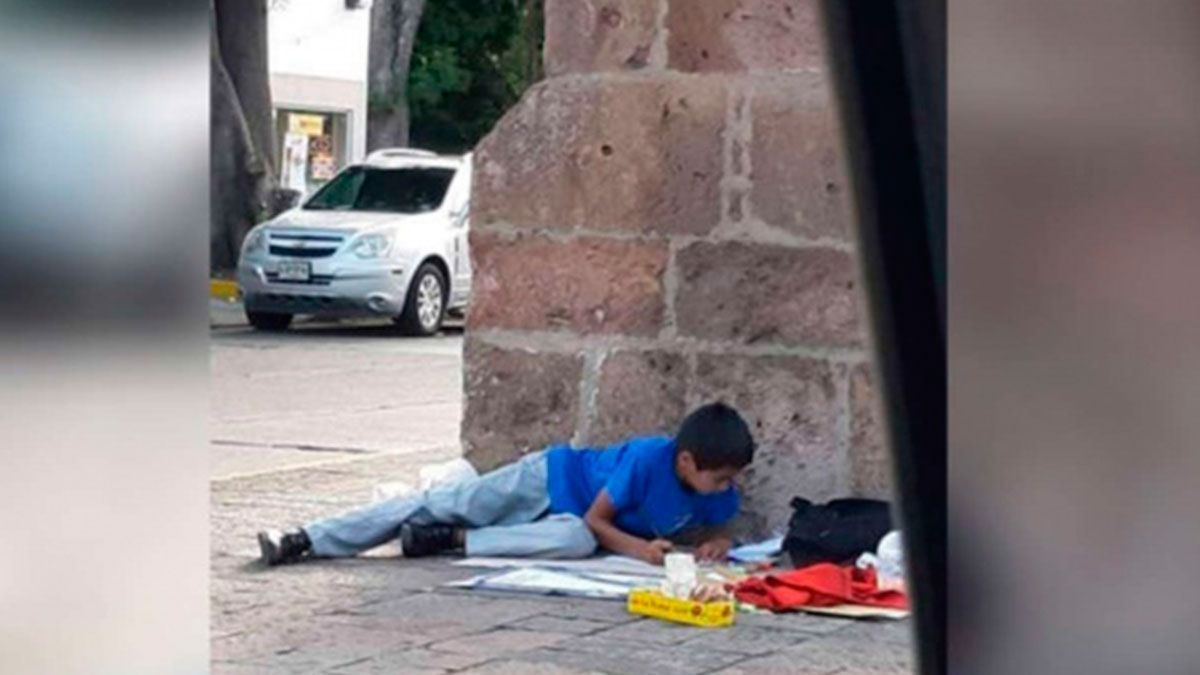 Niño que vende dulces con promedio escolar sobresaliente obtiene beca