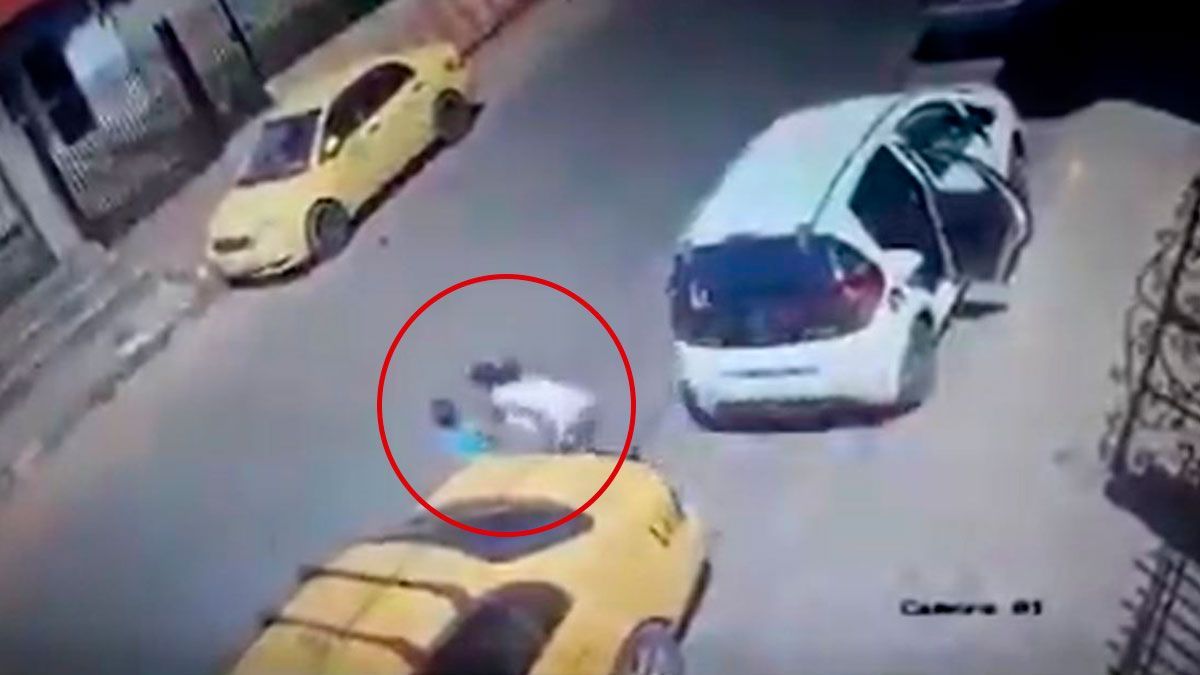 En segundos, niño suelta la mano de su mamá y muere atropellado
