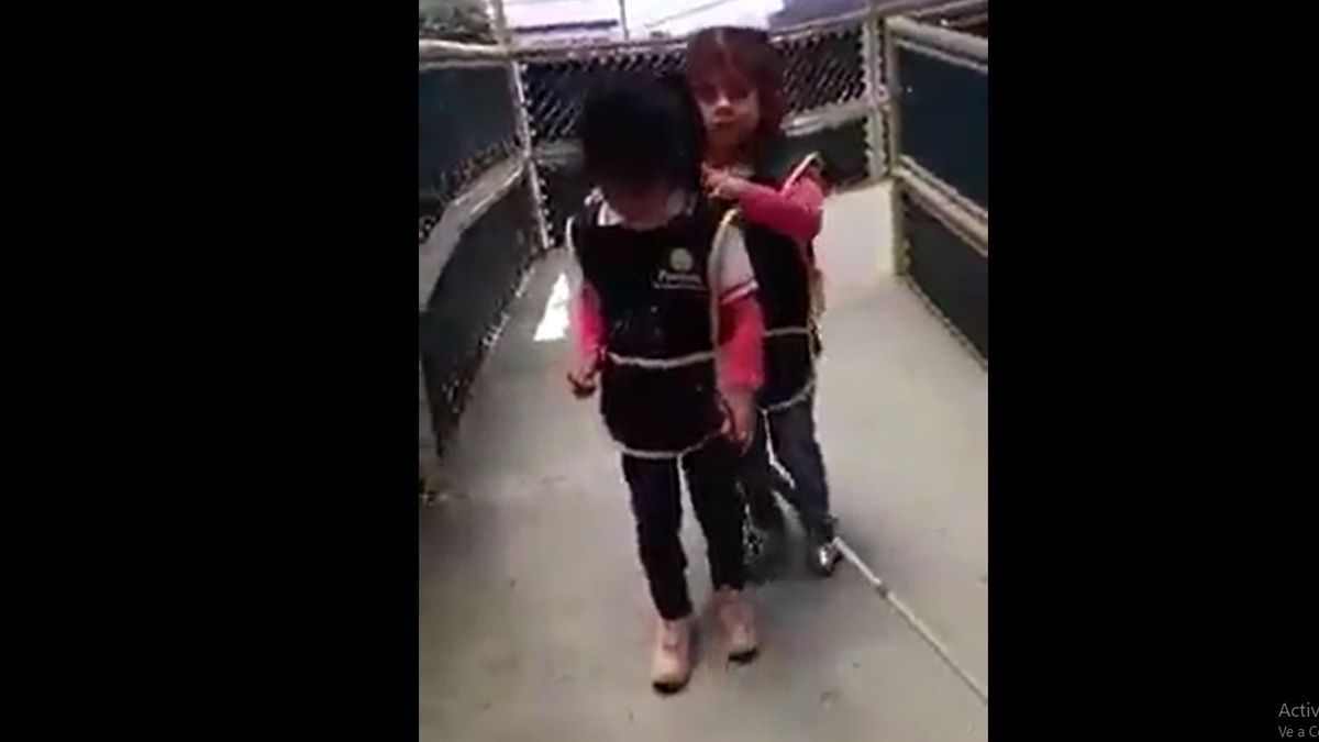 Enseña niña invidente a su amiga a usar bastón guía