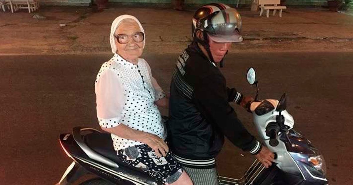Ella es Yelena, la abuelita de 92 años que destina su pensión a viajar por el mundo