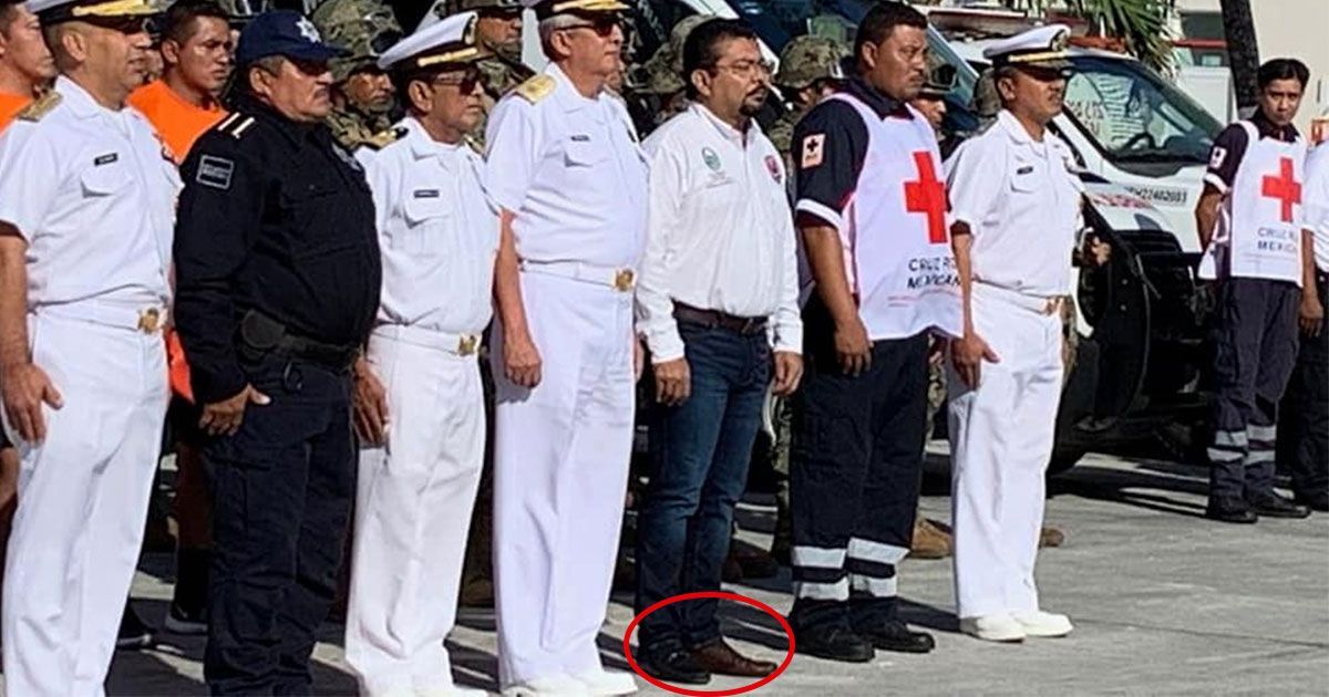 Funcionario asiste a evento con zapatos diferentes