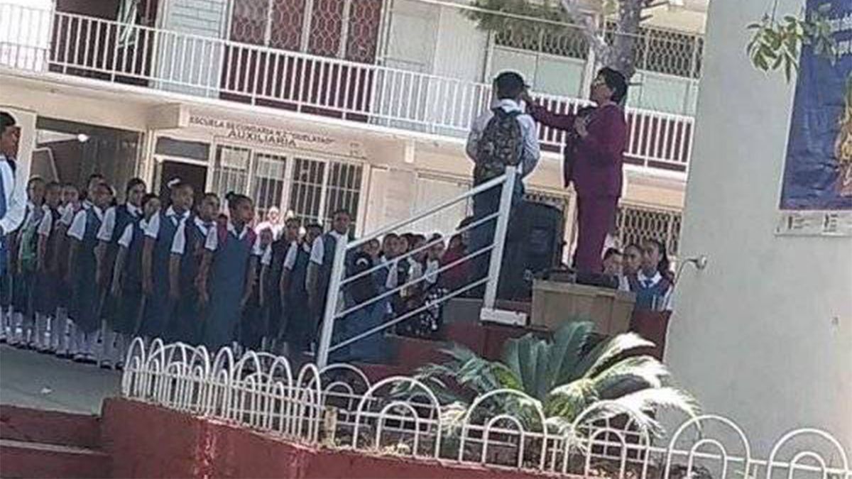 24 Morelos Directora corta el cabello frente a alumnos