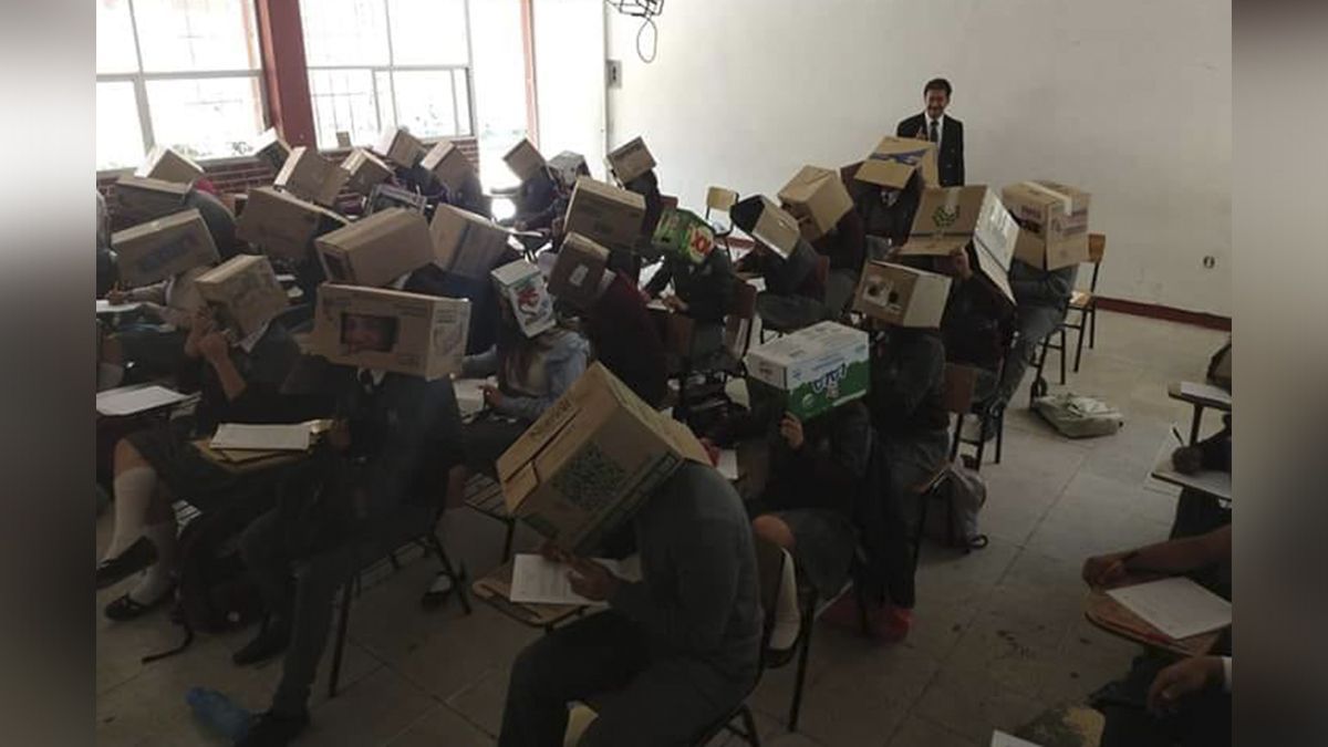 24 Morelos Alumnos con cajas en la cabeza