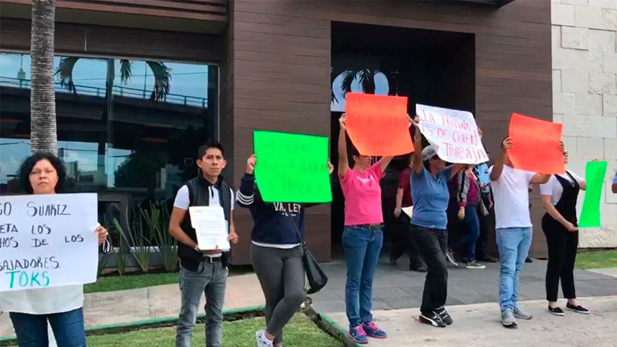 Protestan trabajadores de restaurantes en Cuernavaca
