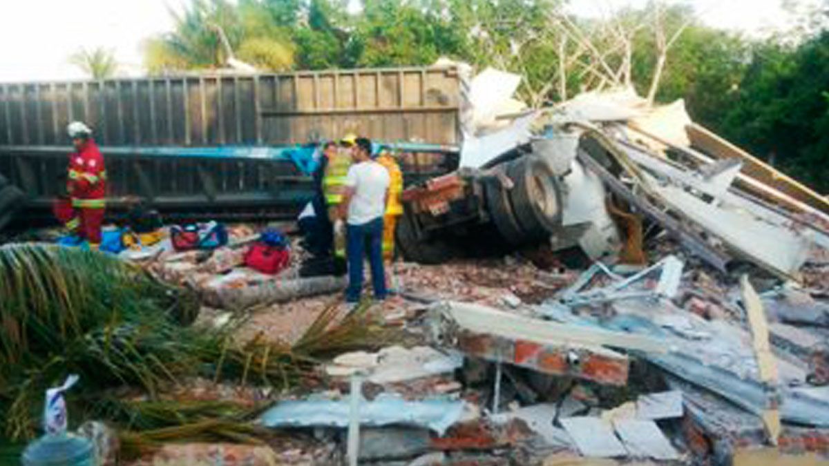 Tráiler se queda sin frenos y se impacta contra baños en caseta de Veracruz