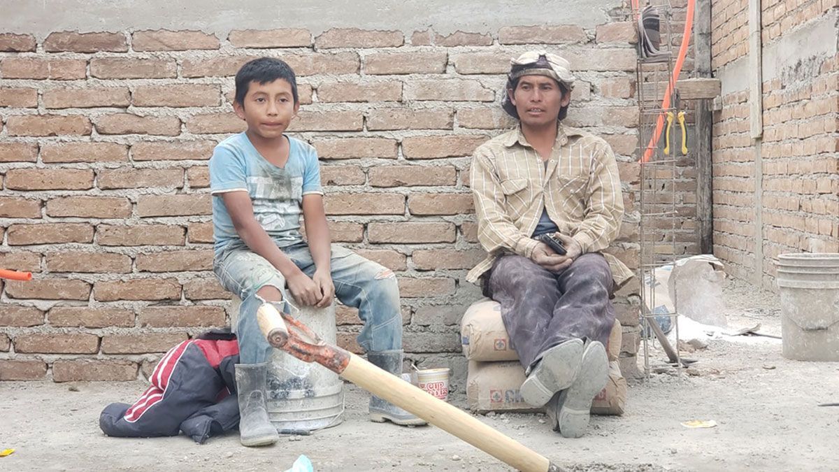 Niño albañil destaca por mejor promedio en escuela