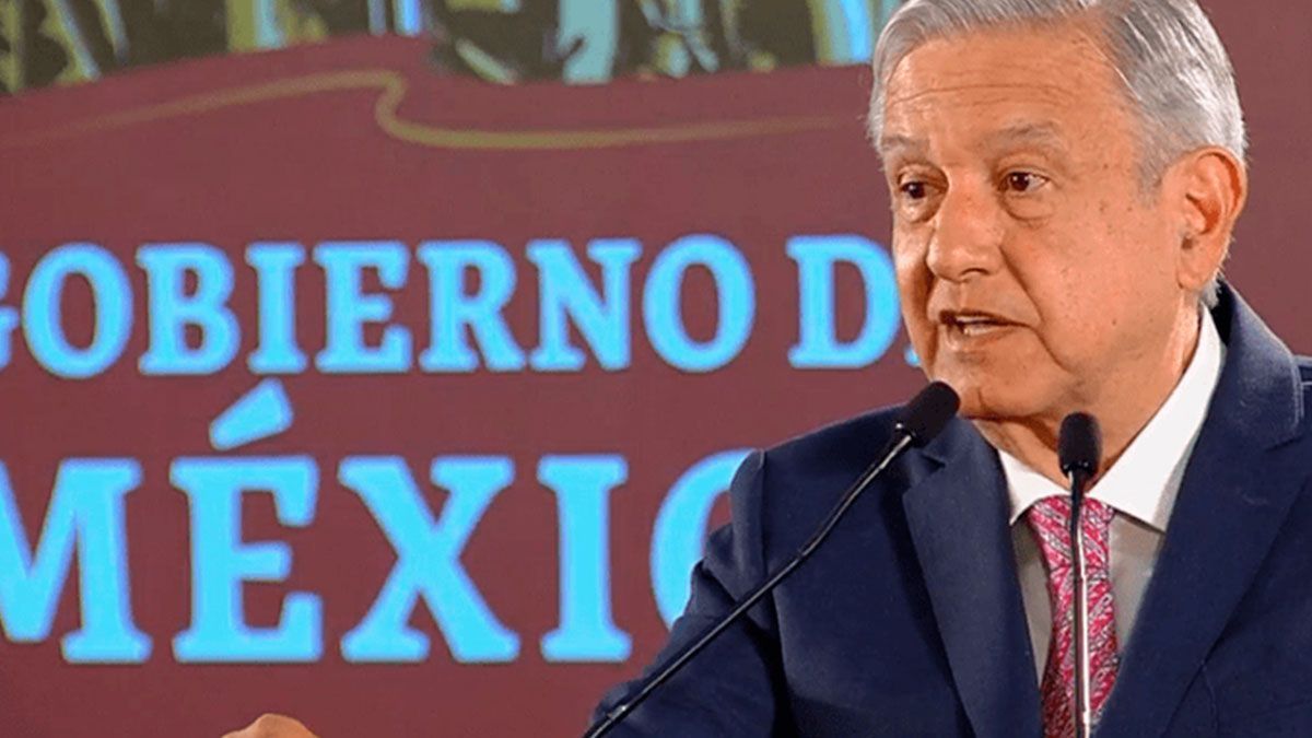 Presenta AMLO ley para bajar salarios