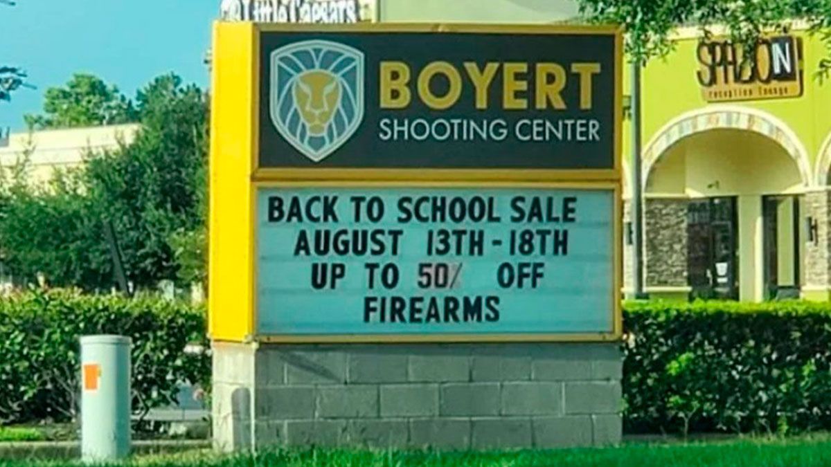Luego de tiroteo, tienda de armas en Texas ofrece descuentos