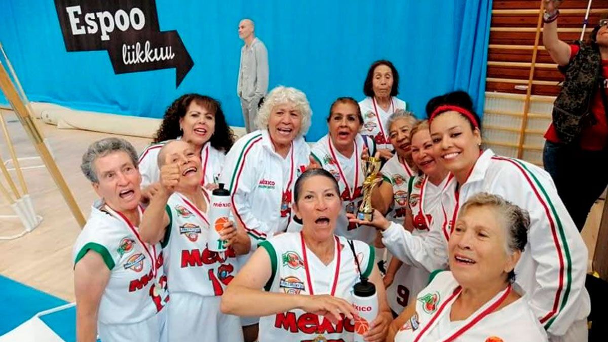 Ganan abuelitas título mundial de básquetbol