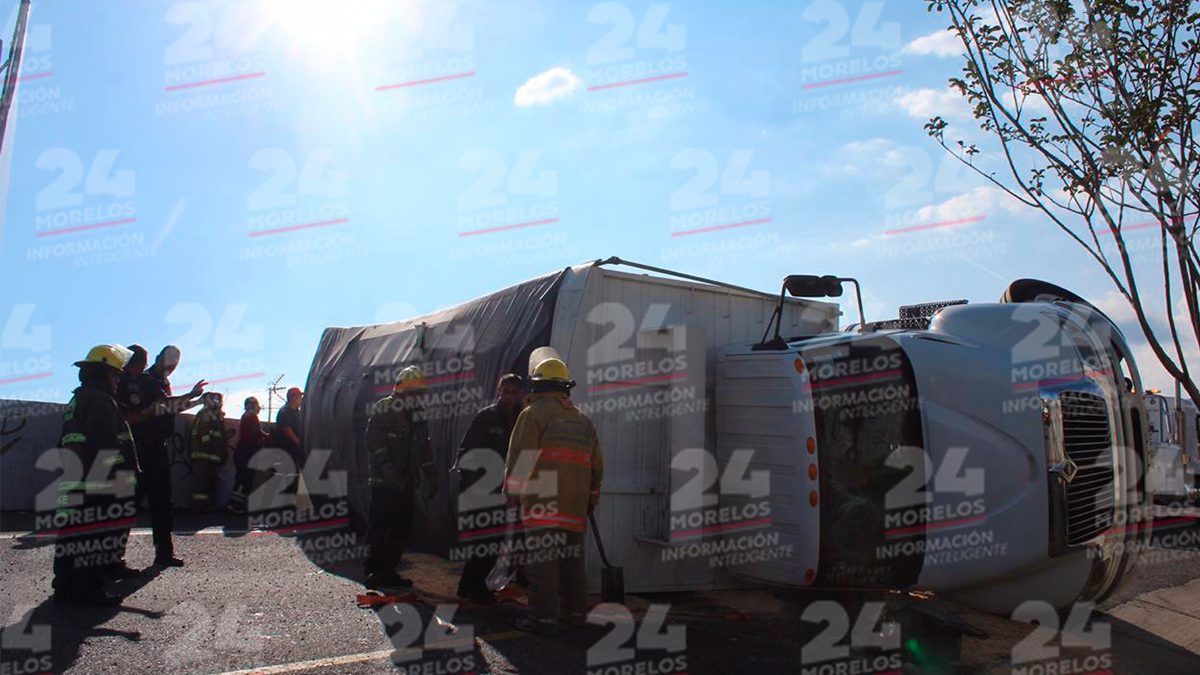 Vuelca camión de huevo en el Paso Exprés