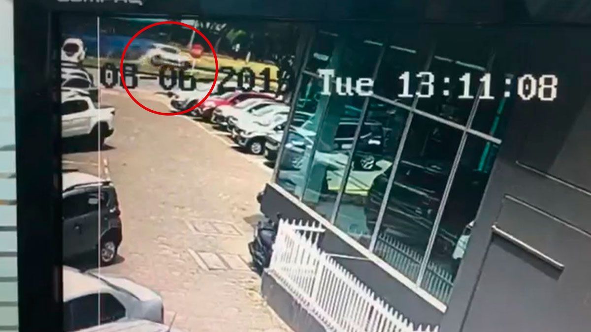 Compra auto y minutos después se estampa