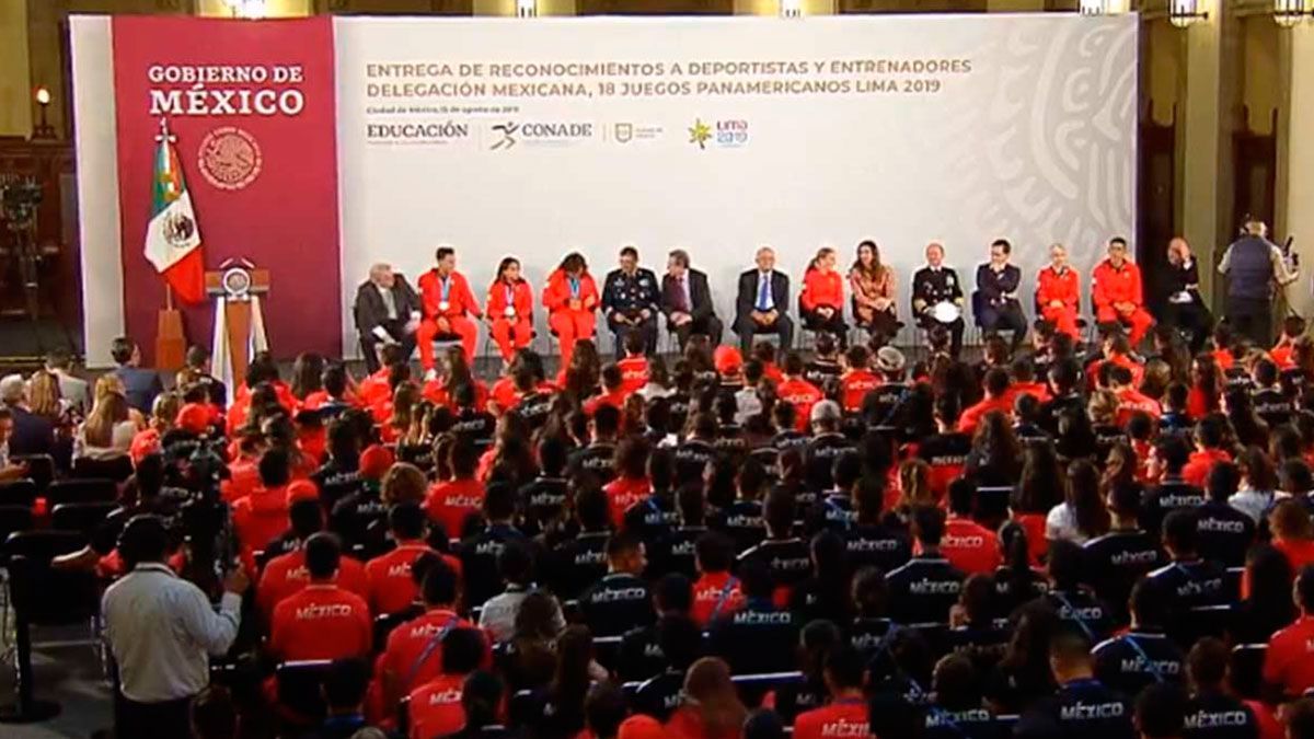 Entregan becas a deportistas de Lima 2019