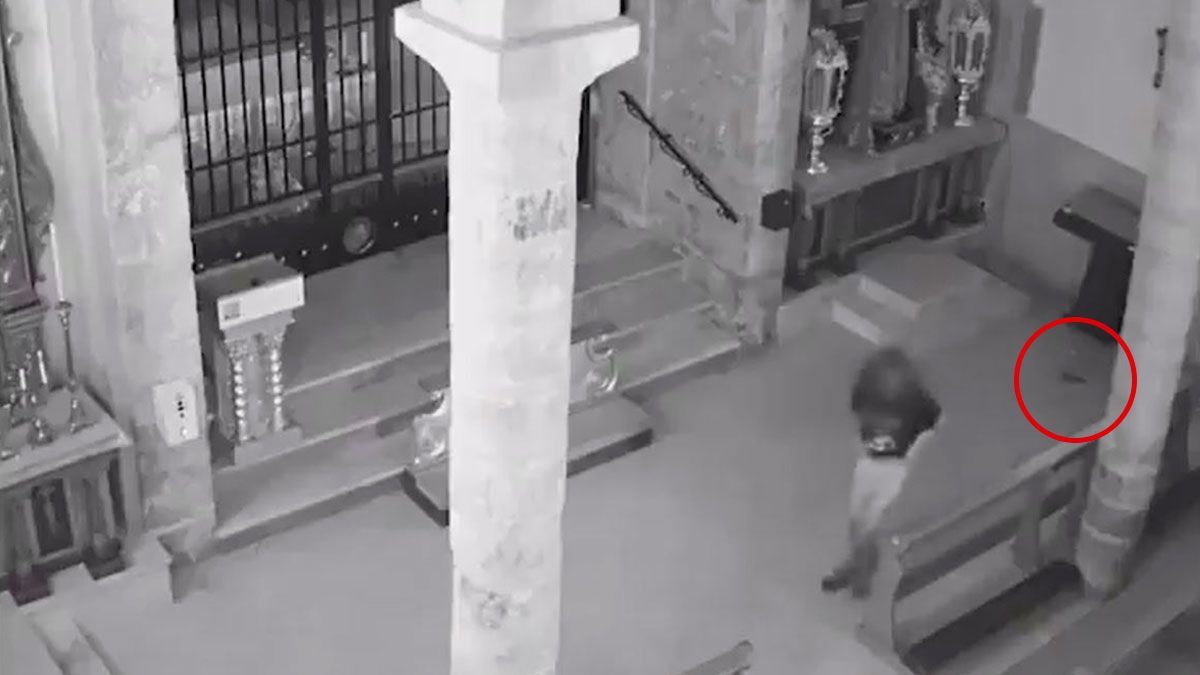 Joven hace del baño en iglesia de España