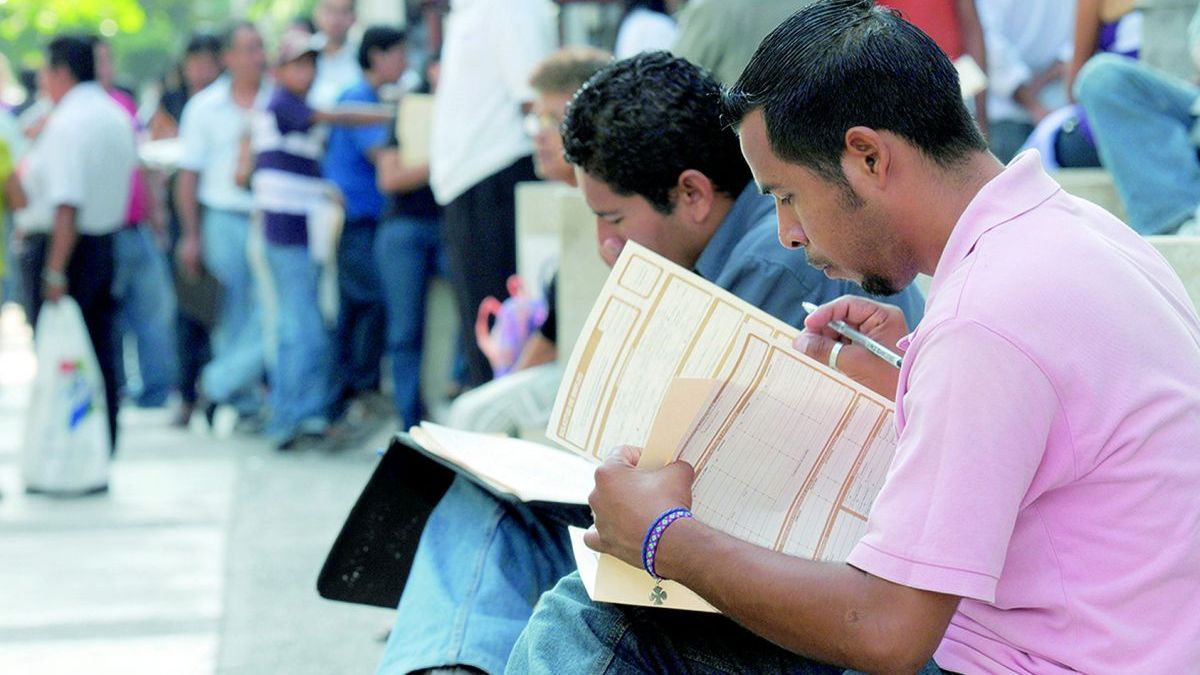 50 % de jóvenes ganan menos de $6,600 mensuales