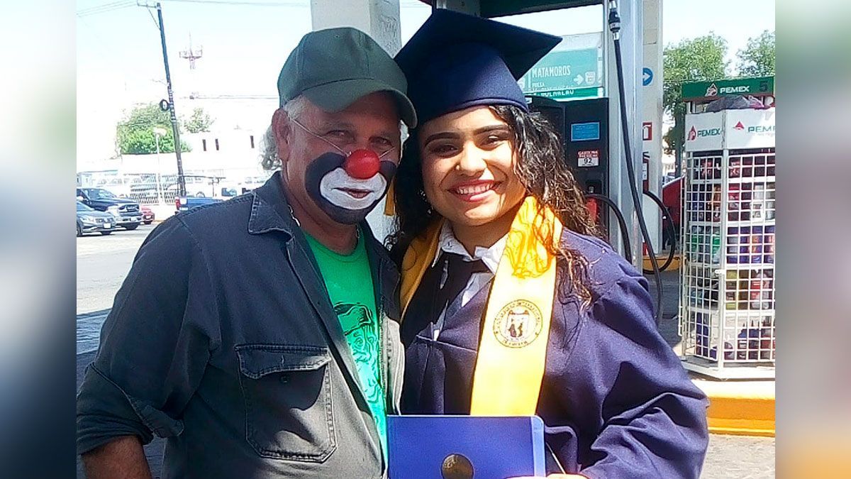 Su padre no pudo ir a su graduación y ella lo sorprendió en Tamaulipas
