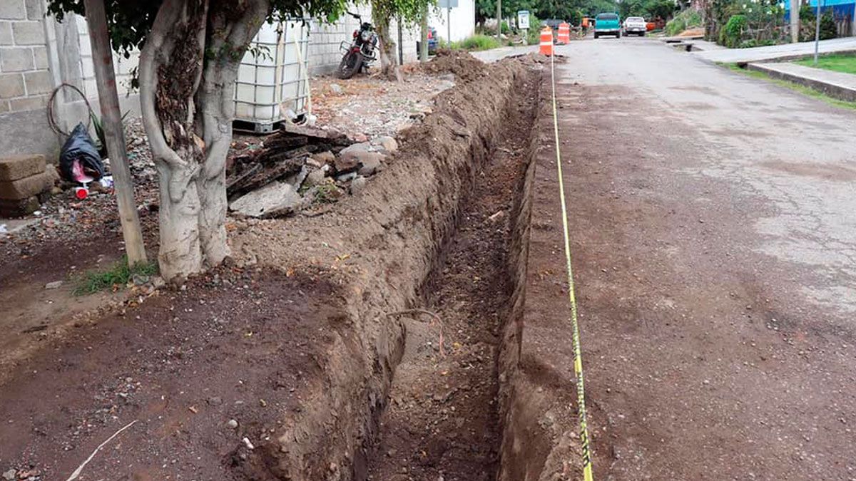 Supervisan construcción de la red de agua potable en Zacualpan