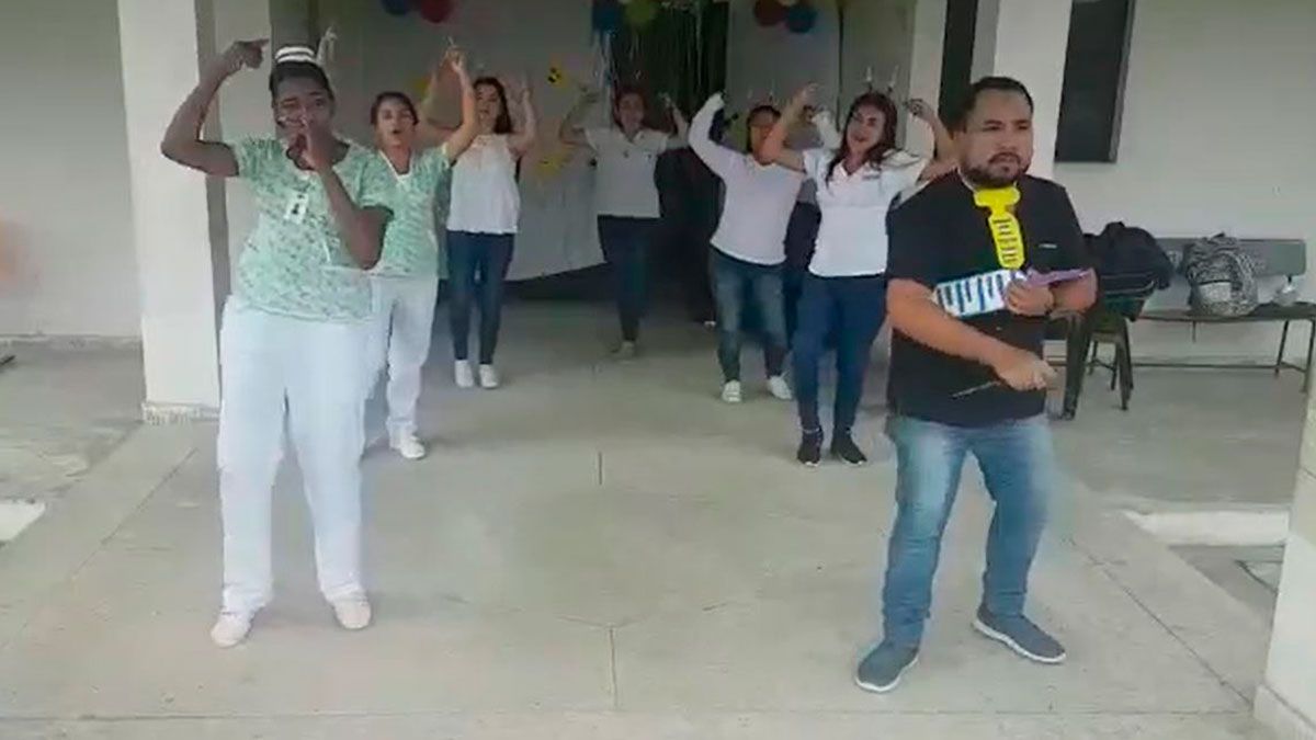 Enfermeras en Ecuador invitan a vacunarte con “La Rosalía”