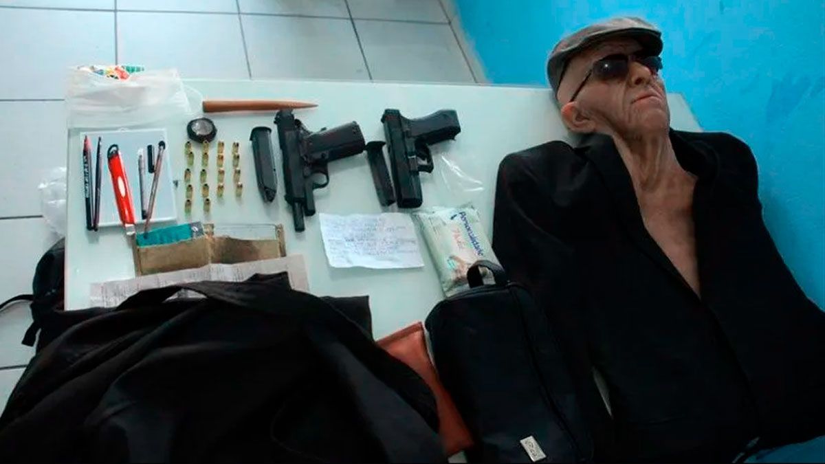 Intentó asaltar banco disfrazado de viejito y con pistola de plástico