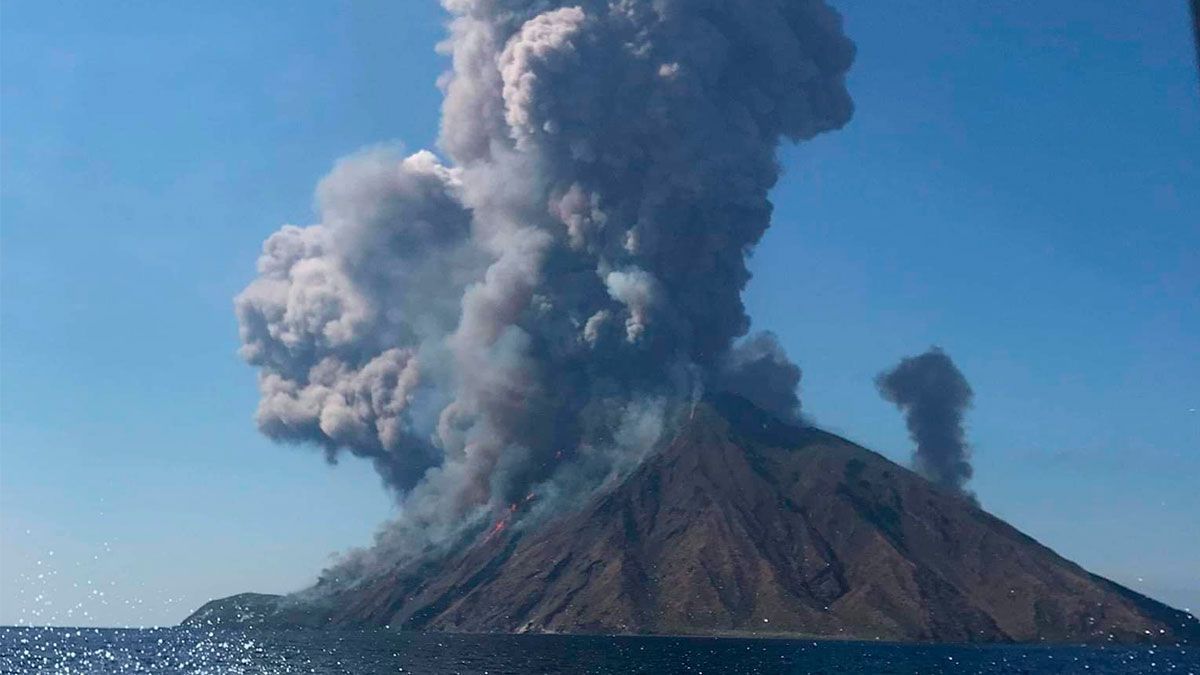 Volcán en Italia hace erupción de nuevo