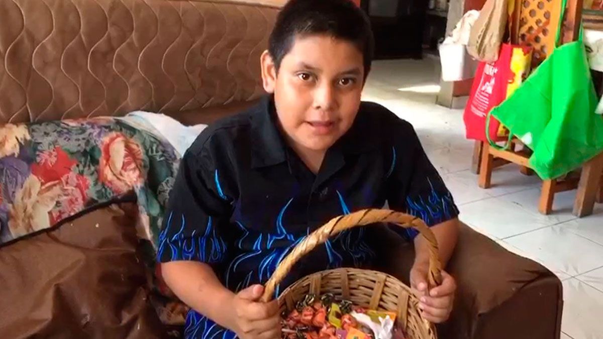 Ángel cumplió su sueño, regresó a la escuela