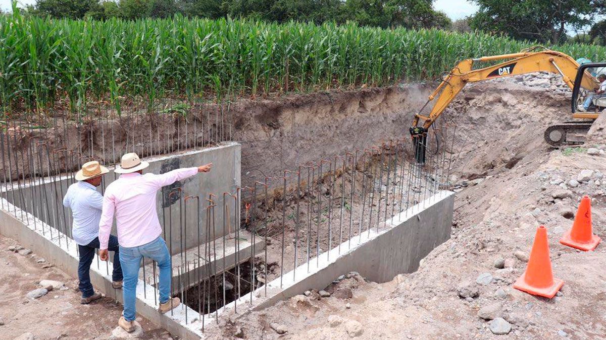 Supervisan construcción de planta de tratamiento en Amayuca