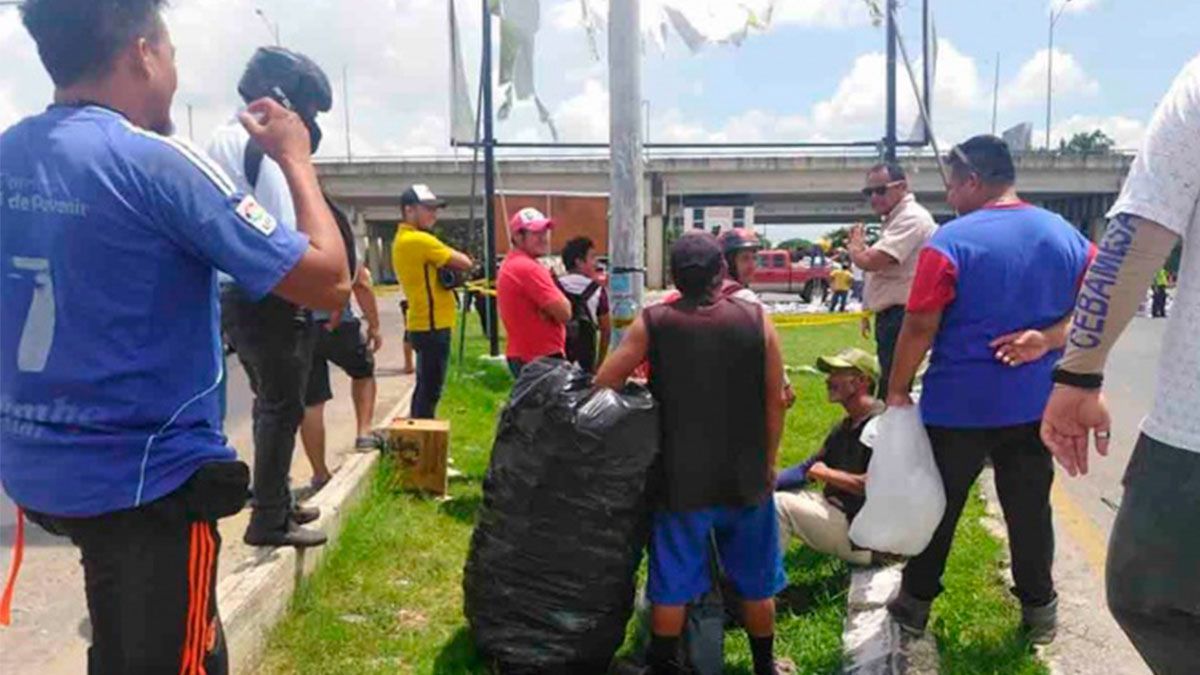 Roban cerveza de camión volcado en Mérida