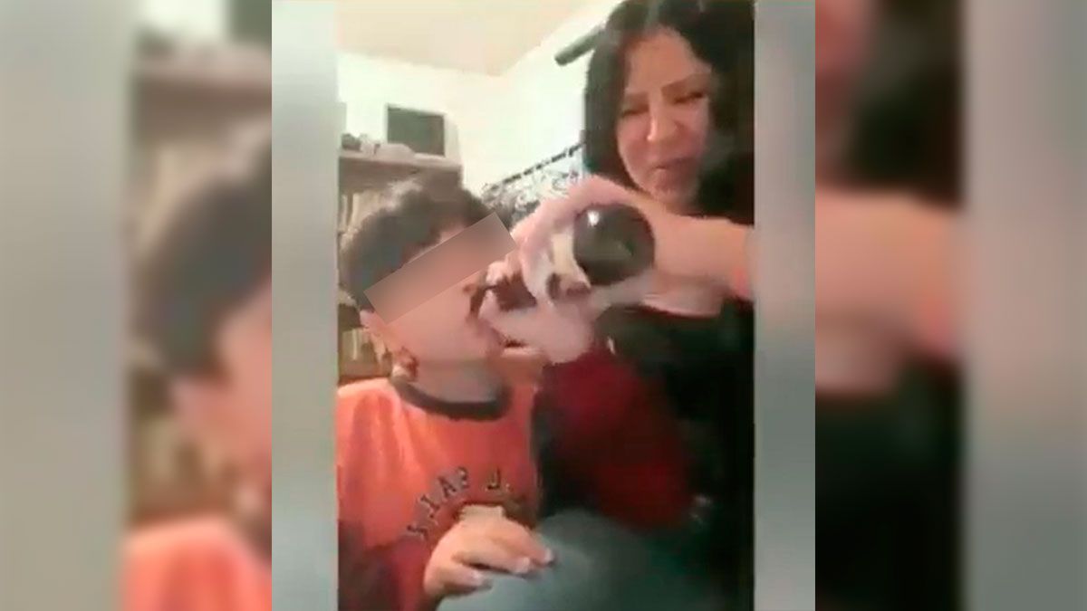 Mujer da cerveza y cigarro a su hijo