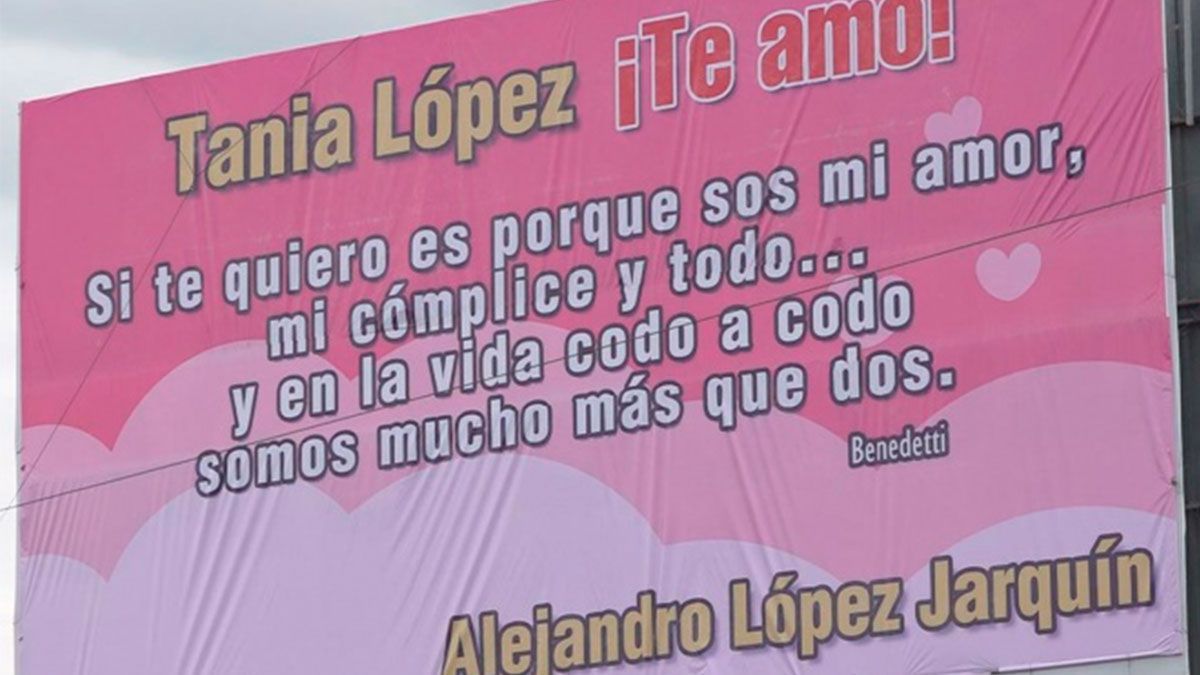 Edil en Oaxaca dedica lona a su esposa