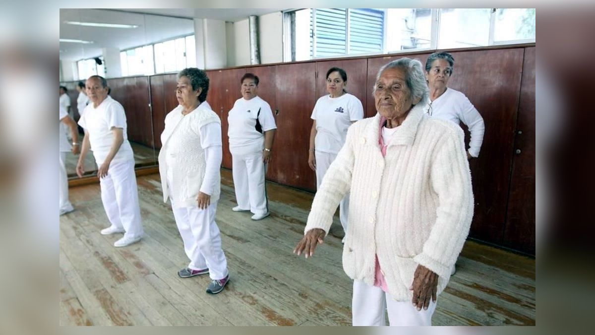 Mujer de 99 años practica yoga - 24 Morelos