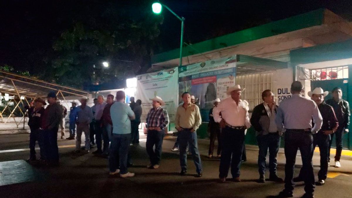 Productores de caña bloquean acceso a Ingenio en Zacatepec