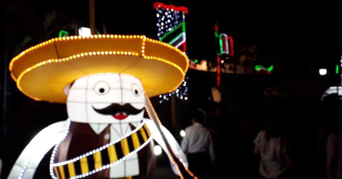 Se enciende Ayala con los colores patrios