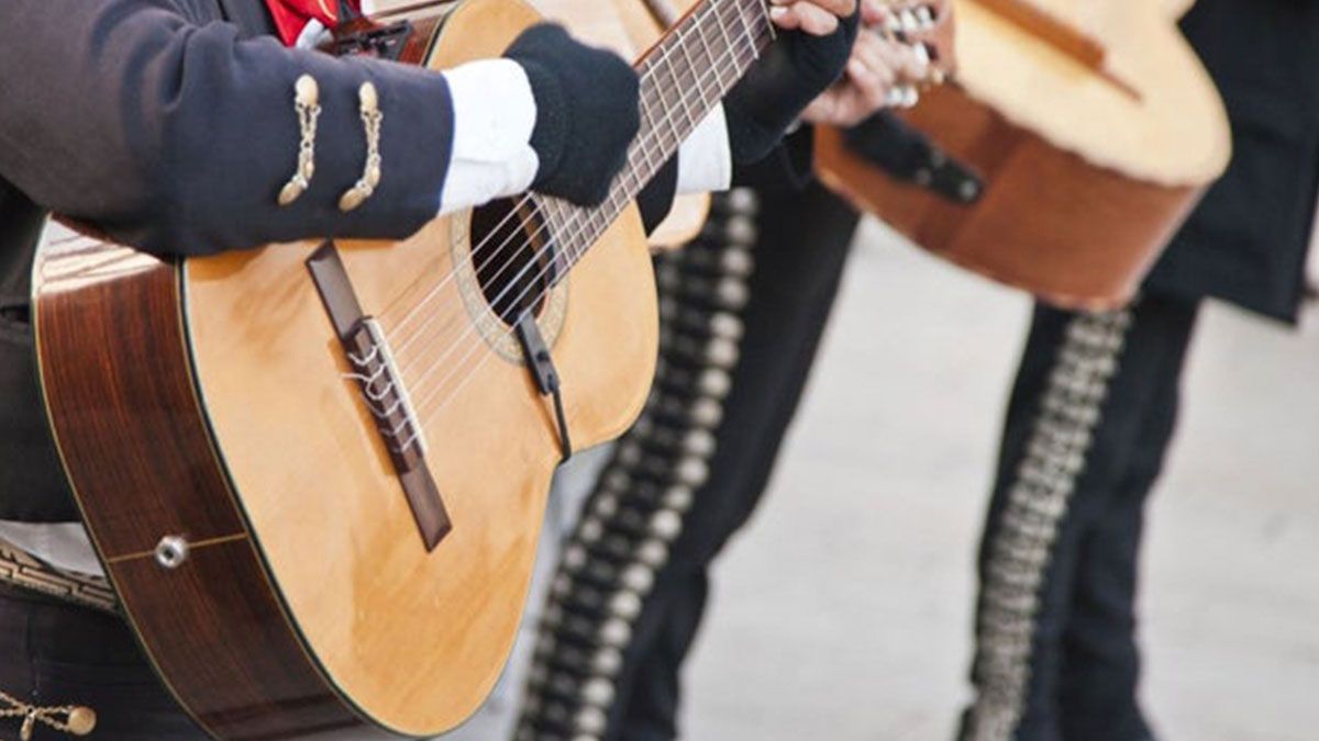 Detienen a mariachi vendiendo droga en Monterrey