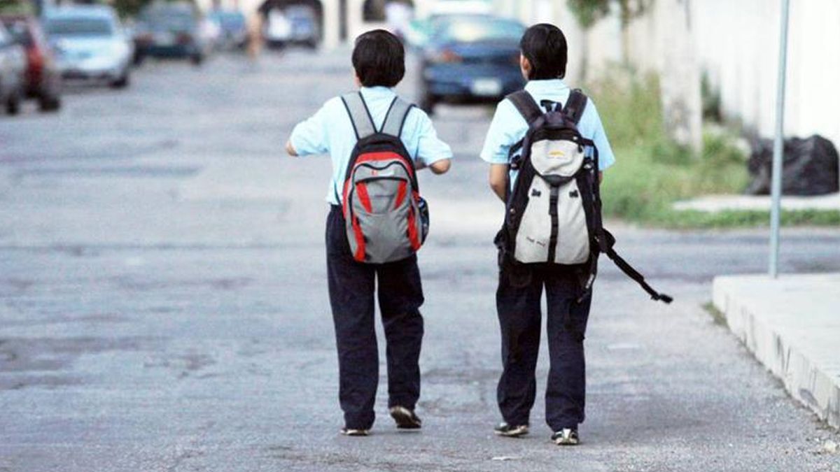 Cargar mochilas daña a la espalda de tu hijo