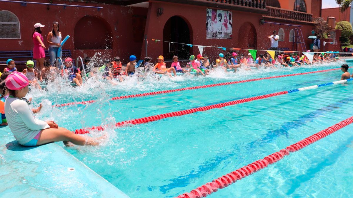 Asiste a clases sabatinas de natación en Cuernavaca