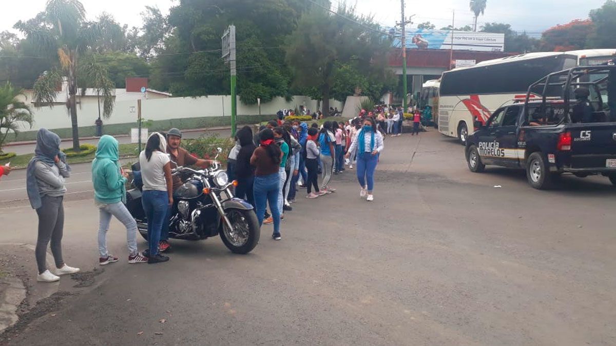 Atiende Ejecutivo e IEBEM a normalistas de Amilcingo