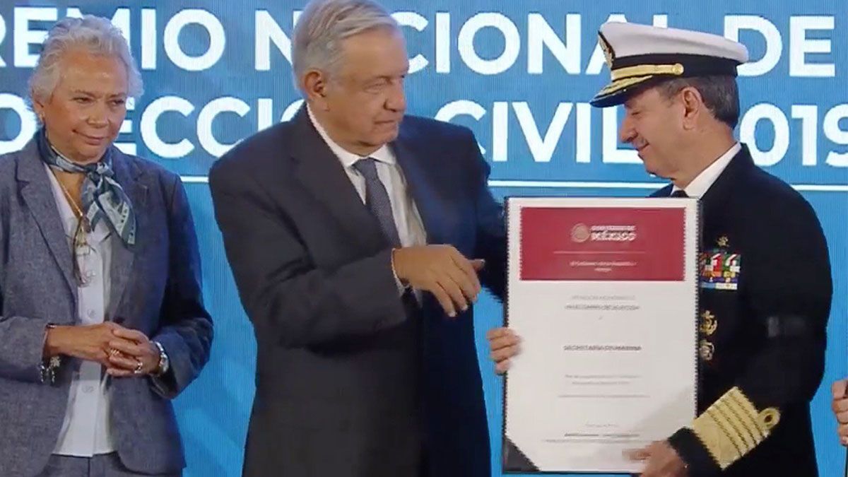 Entrega AMLO premio nacional de PC