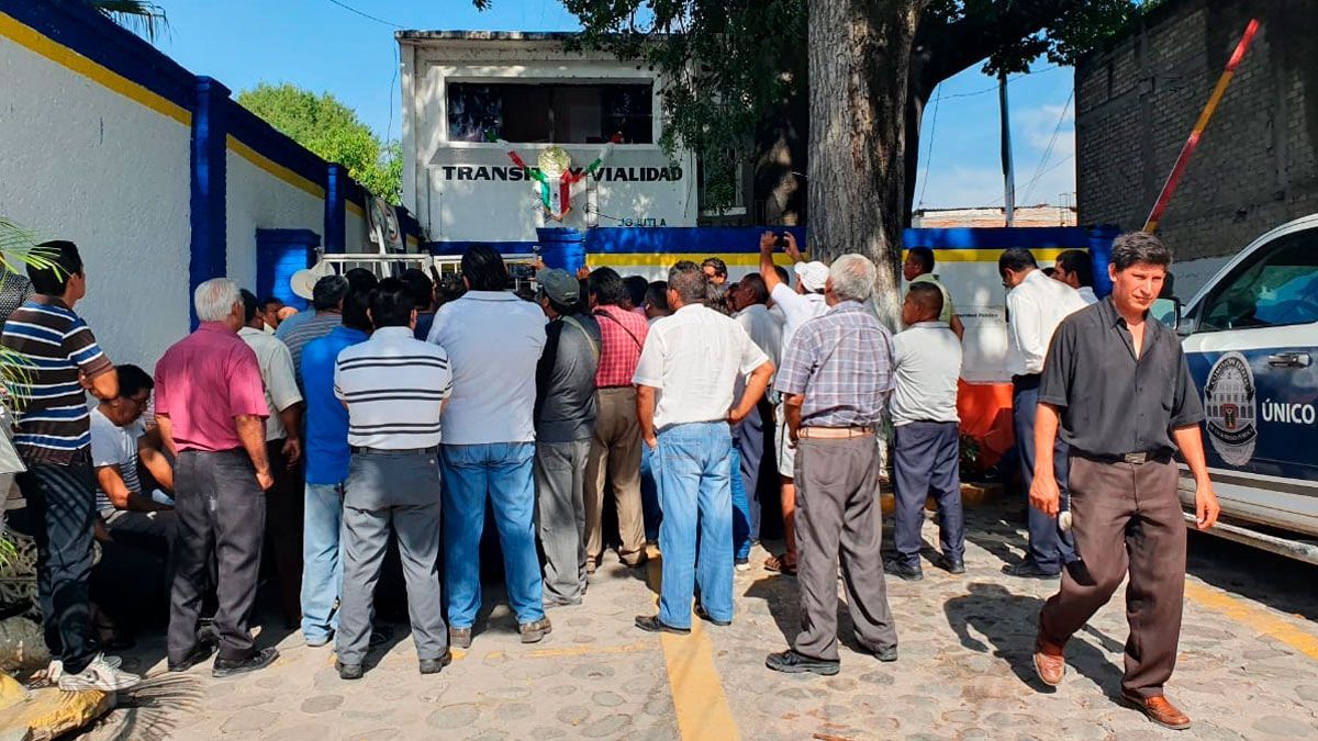 Taxistas se manifiestan en comandancia de tránsito en Jojutla