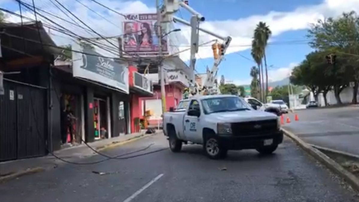 24 Morelos Caen cables de Cuernavaca