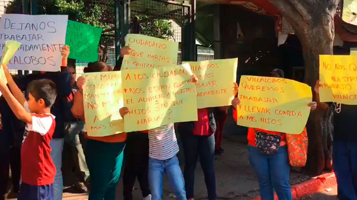 Se manifiestan comerciantes ambulantes en el IMSS Cuernavaca