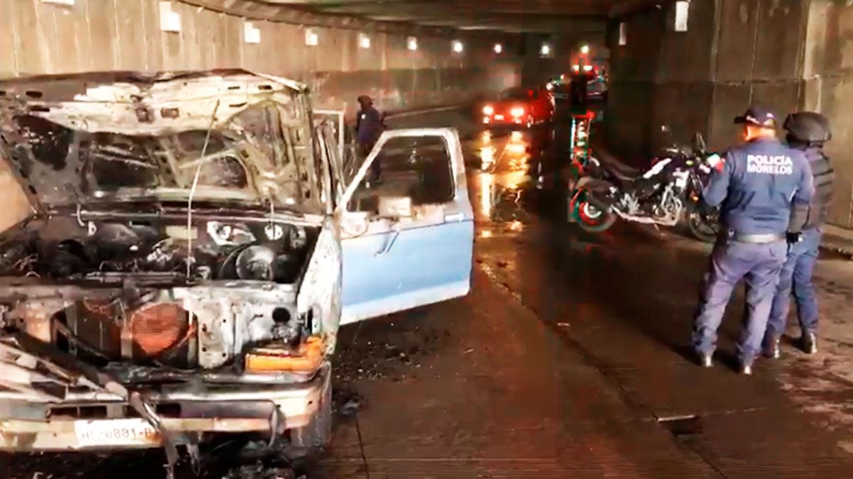 Se incendió camioneta bajo el Paso Exprés Cuernavaca